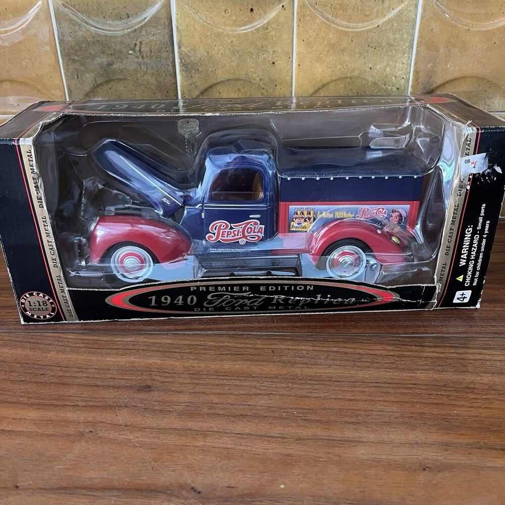Golden Wheel 1:18 Scale Premier Edition DieCast 1940 Ford Pepsi Cola Truck 35401